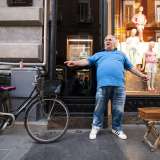 Ma proprio all�ingresso della casa della moda, a regalarci un po� di baresit�, c�� il �mitico� 65enne Rinaldo, che da 13 anni si esibisce con la sua possente voce, proponendo classici della musica leggera italiana